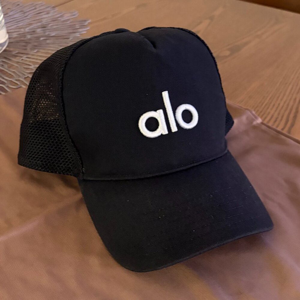 Alo Yoga District Trucker Hat in Black